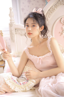 双手攀上两团少女峰